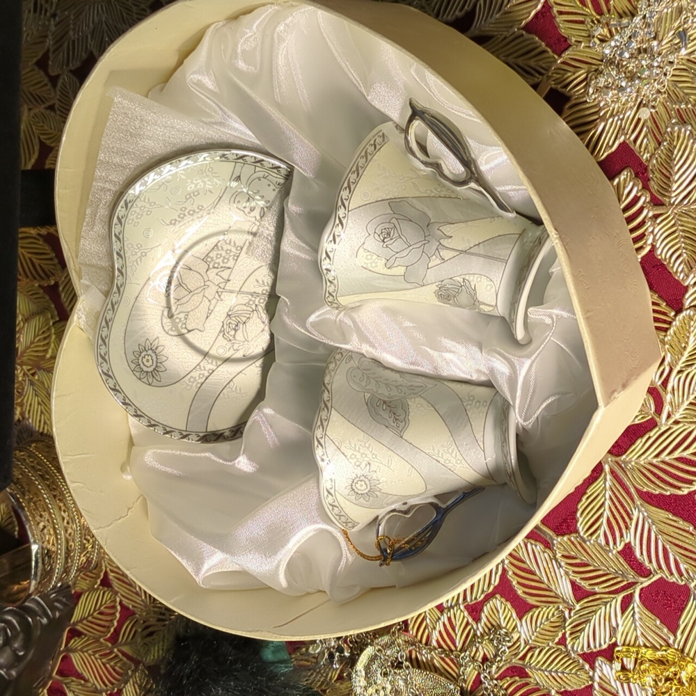 D'Lusso Design Tea Set with Heart Shaped Box Sitting for 2 NWOT